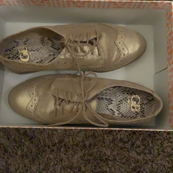 GB (Gianni Bini) size 9 gold w/wood bottom. - Picture 7 of 8